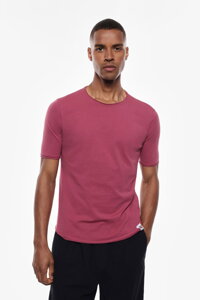 Jednoduché tričko s krátkym rukávom vo výnimočnej farbe indian red.