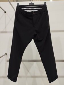 Moderné čierne nohavice značky Imperial so zapínaním na gombík a zips.